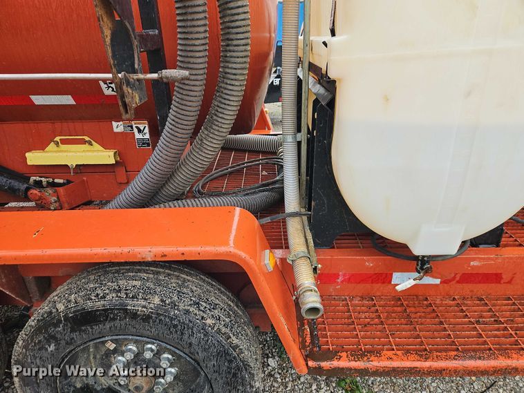 image for item EO7331 2013 Ditch Witch FX30 vacuum trailer
