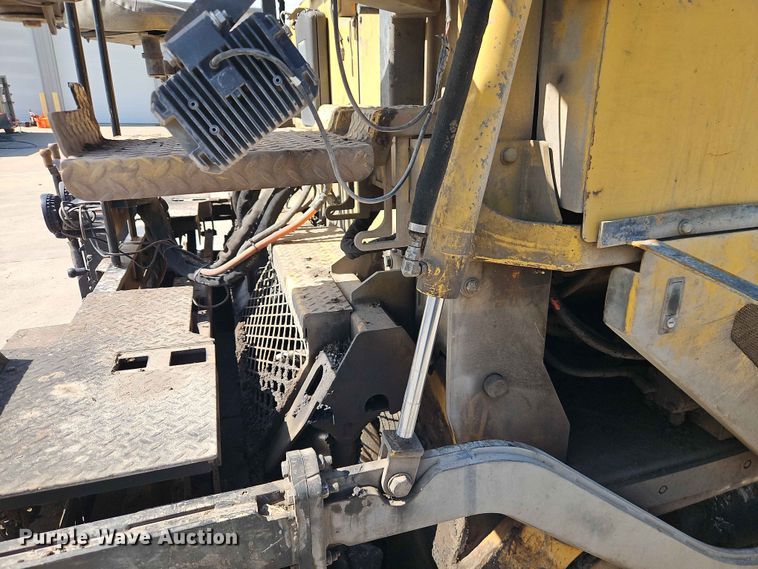 image for item EO7386 2022 Weiler P385B paver