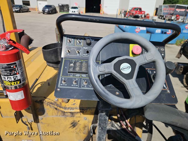 image for item EO7386 2022 Weiler P385B paver