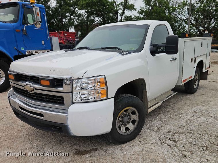 image for item EO7394 2009 Chevrolet Silverado 3500HD utility bed pickup truck