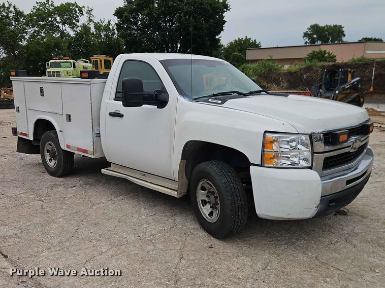 image for item EO7394 2009 Chevrolet Silverado 3500HD utility bed pickup truck