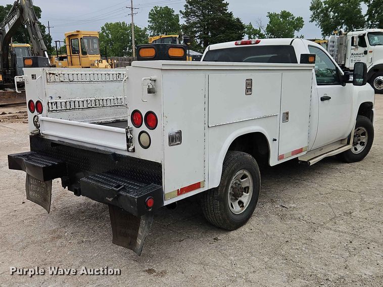 image for item EO7394 2009 Chevrolet Silverado 3500HD utility bed pickup truck