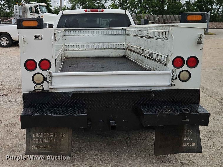 image for item EO7394 2009 Chevrolet Silverado 3500HD utility bed pickup truck