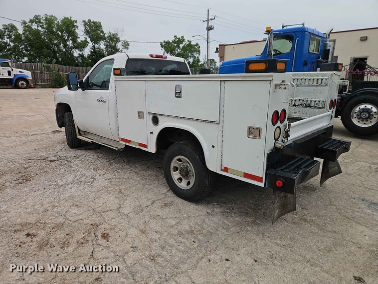 image for item EO7394 2009 Chevrolet Silverado 3500HD utility bed pickup truck