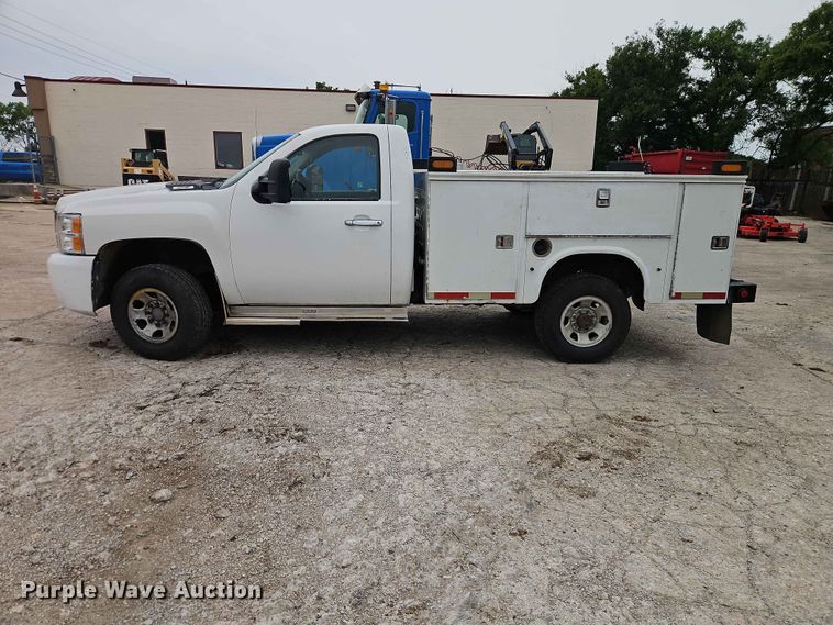 image for item EO7394 2009 Chevrolet Silverado 3500HD utility bed pickup truck