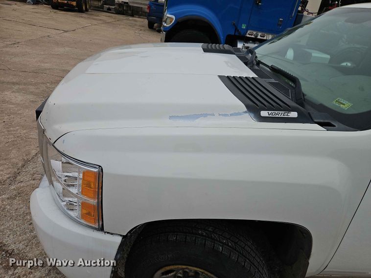 image for item EO7394 2009 Chevrolet Silverado 3500HD utility bed pickup truck