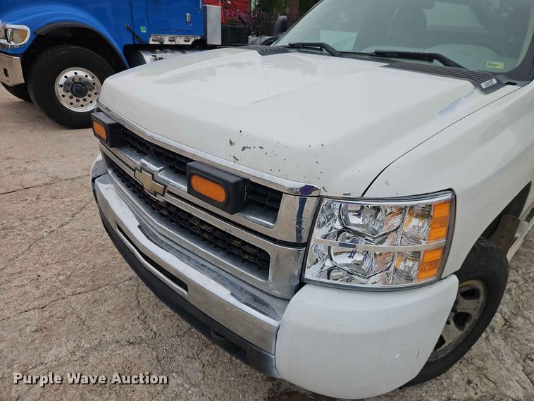 image for item EO7394 2009 Chevrolet Silverado 3500HD utility bed pickup truck