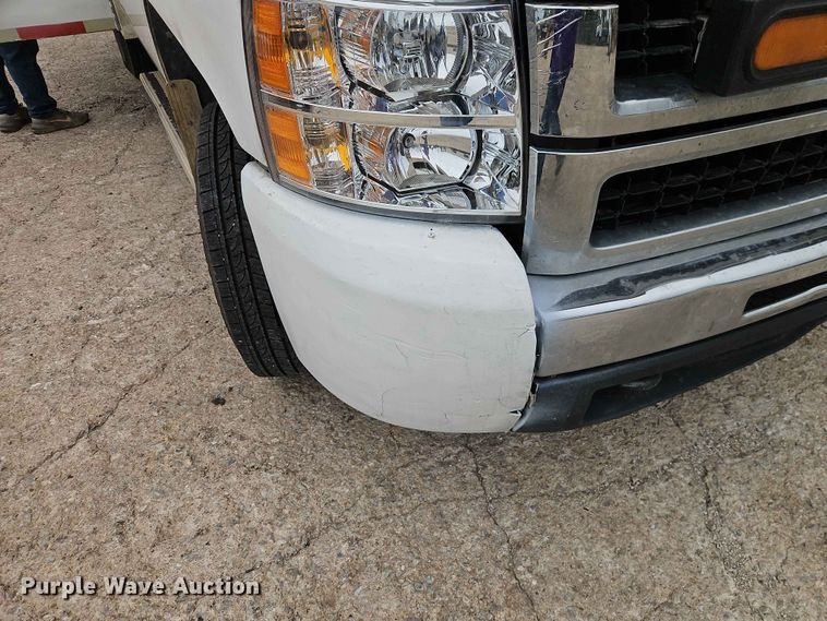 image for item EO7394 2009 Chevrolet Silverado 3500HD utility bed pickup truck