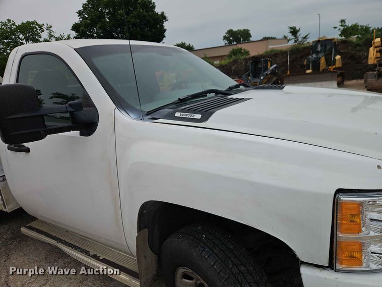 image for item EO7394 2009 Chevrolet Silverado 3500HD utility bed pickup truck