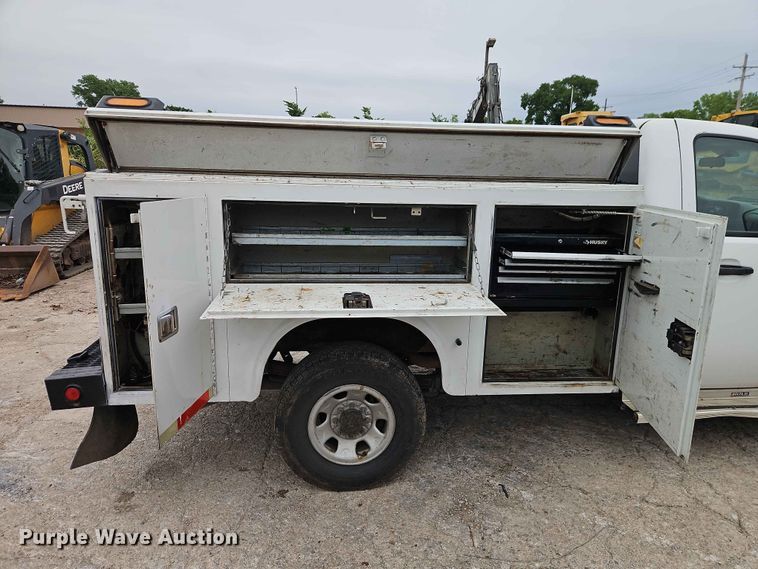 image for item EO7394 2009 Chevrolet Silverado 3500HD utility bed pickup truck