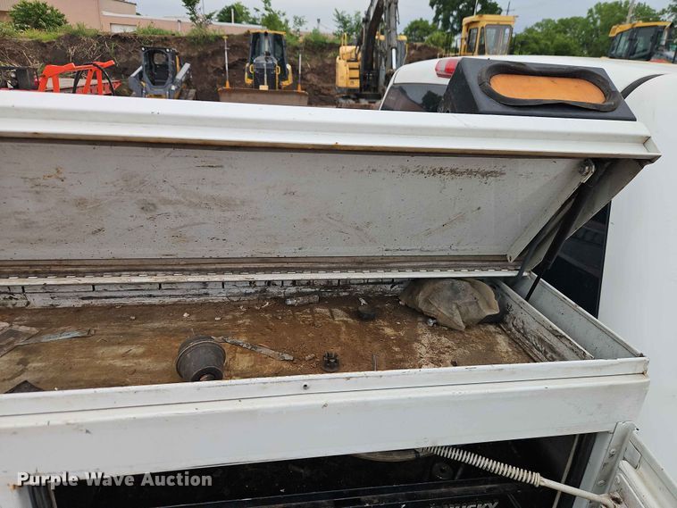 image for item EO7394 2009 Chevrolet Silverado 3500HD utility bed pickup truck