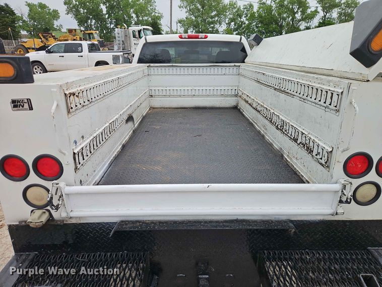 image for item EO7394 2009 Chevrolet Silverado 3500HD utility bed pickup truck