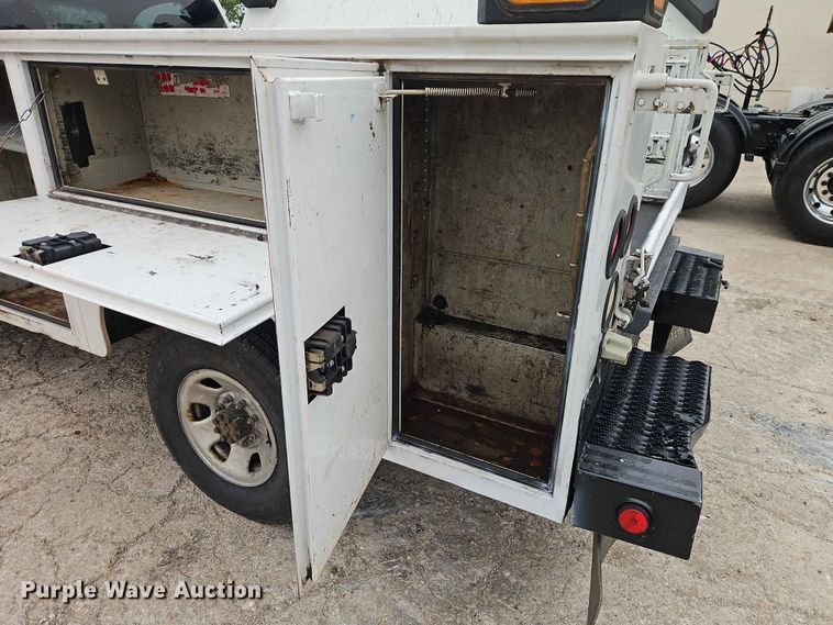 image for item EO7394 2009 Chevrolet Silverado 3500HD utility bed pickup truck