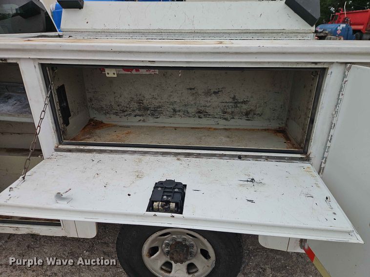 image for item EO7394 2009 Chevrolet Silverado 3500HD utility bed pickup truck