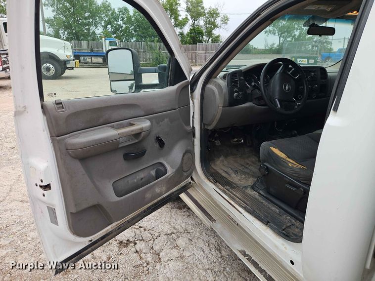 image for item EO7394 2009 Chevrolet Silverado 3500HD utility bed pickup truck