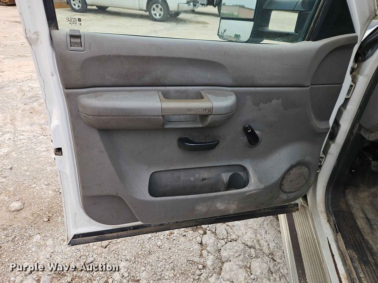 image for item EO7394 2009 Chevrolet Silverado 3500HD utility bed pickup truck