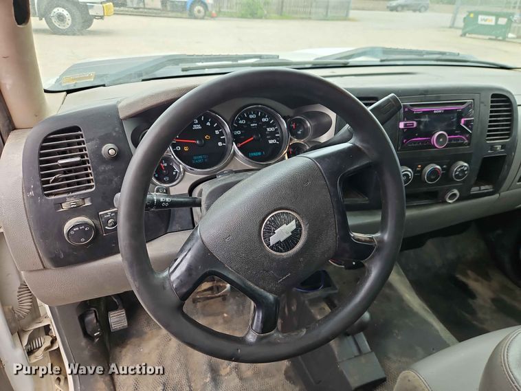 image for item EO7394 2009 Chevrolet Silverado 3500HD utility bed pickup truck