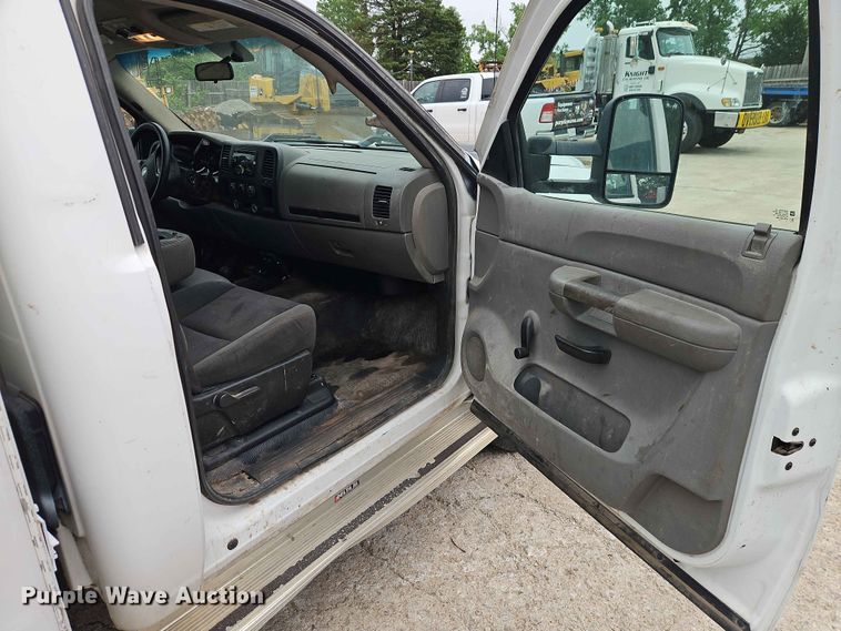 image for item EO7394 2009 Chevrolet Silverado 3500HD utility bed pickup truck