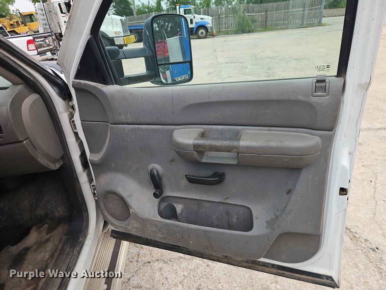 image for item EO7394 2009 Chevrolet Silverado 3500HD utility bed pickup truck