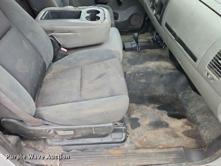 image for item EO7394 2009 Chevrolet Silverado 3500HD utility bed pickup truck