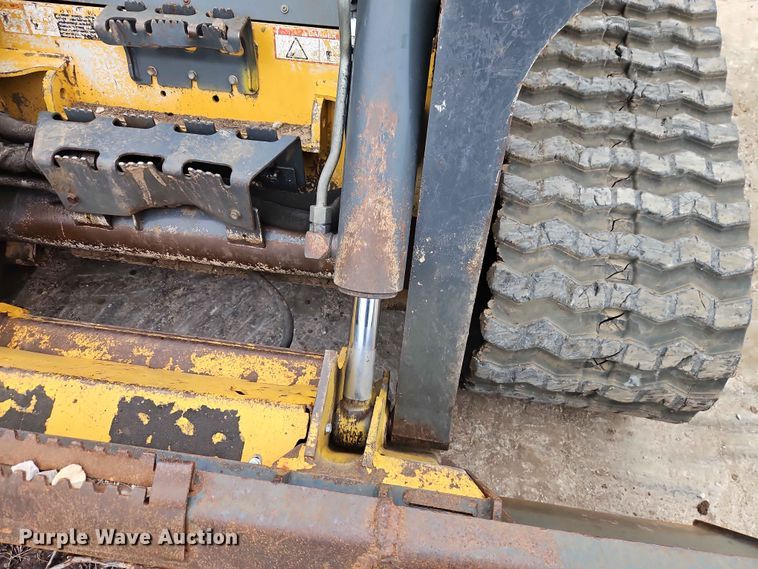 image for item EO7396 John Deere 333E tracked skid steer loader
