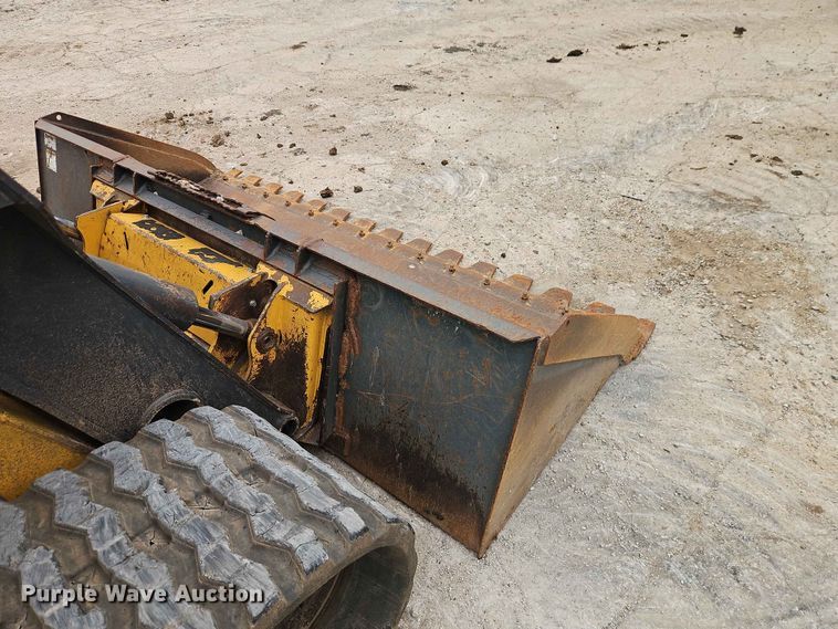 image for item EO7396 John Deere 333E tracked skid steer loader