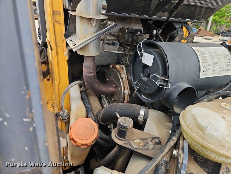 image for item EO7396 John Deere 333E tracked skid steer loader