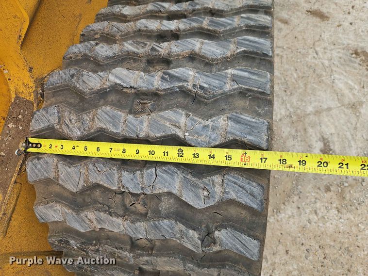 image for item EO7396 John Deere 333E tracked skid steer loader
