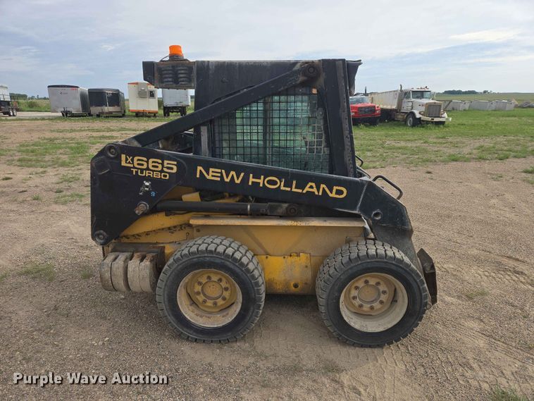 image for item ER1672 1999 New Holland LX665 skid steer loader