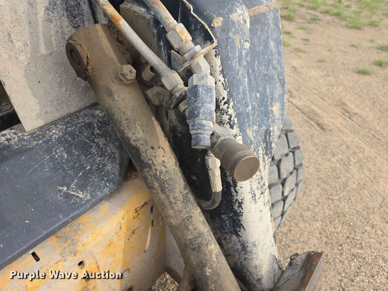image for item ER1672 1999 New Holland LX665 skid steer loader