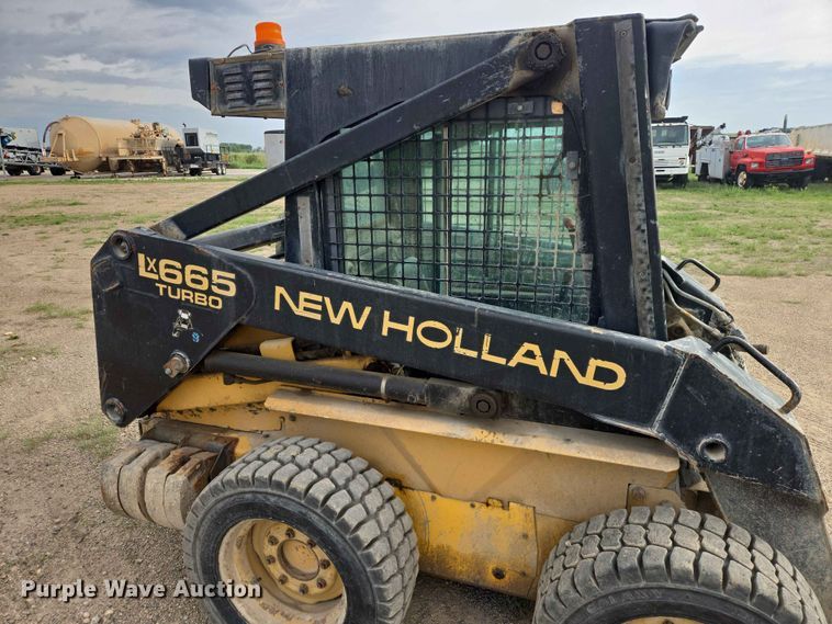 image for item ER1672 1999 New Holland LX665 skid steer loader