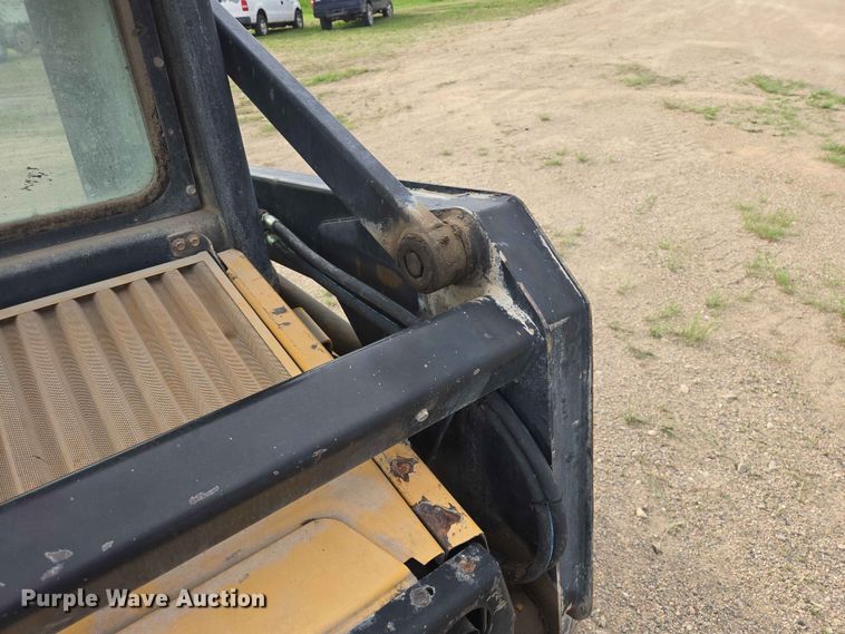 image for item ER1672 1999 New Holland LX665 skid steer loader