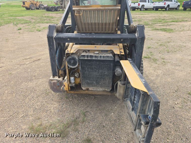 image for item ER1672 1999 New Holland LX665 skid steer loader