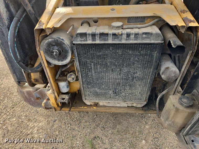 image for item ER1672 1999 New Holland LX665 skid steer loader