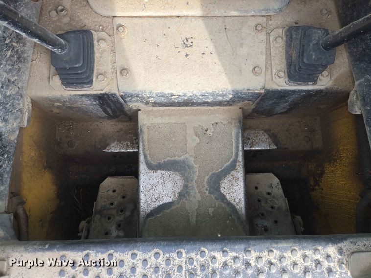 image for item ER1672 1999 New Holland LX665 skid steer loader