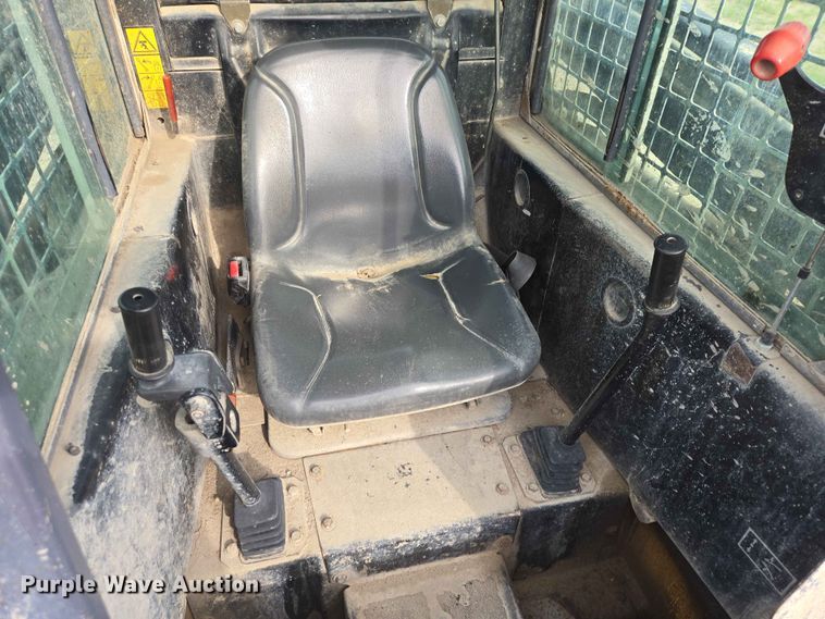 image for item ER1672 1999 New Holland LX665 skid steer loader