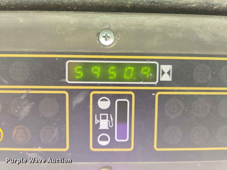 image for item ER1672 1999 New Holland LX665 skid steer loader