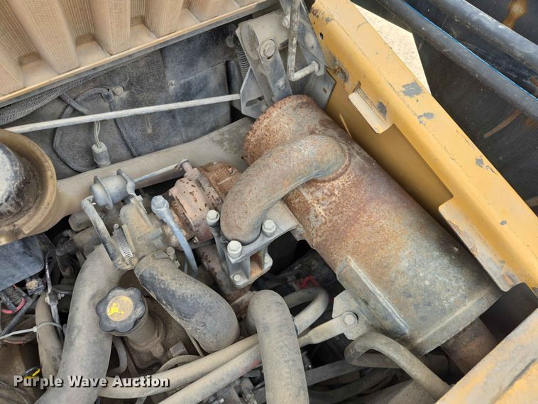 image for item ER1672 1999 New Holland LX665 skid steer loader