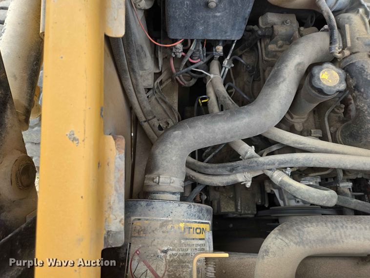 image for item ER1672 1999 New Holland LX665 skid steer loader