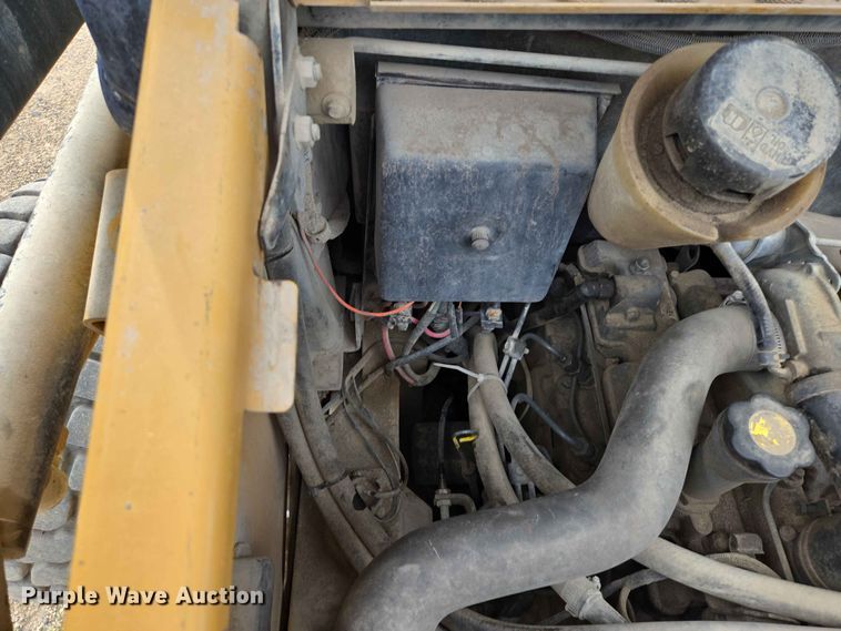 image for item ER1672 1999 New Holland LX665 skid steer loader