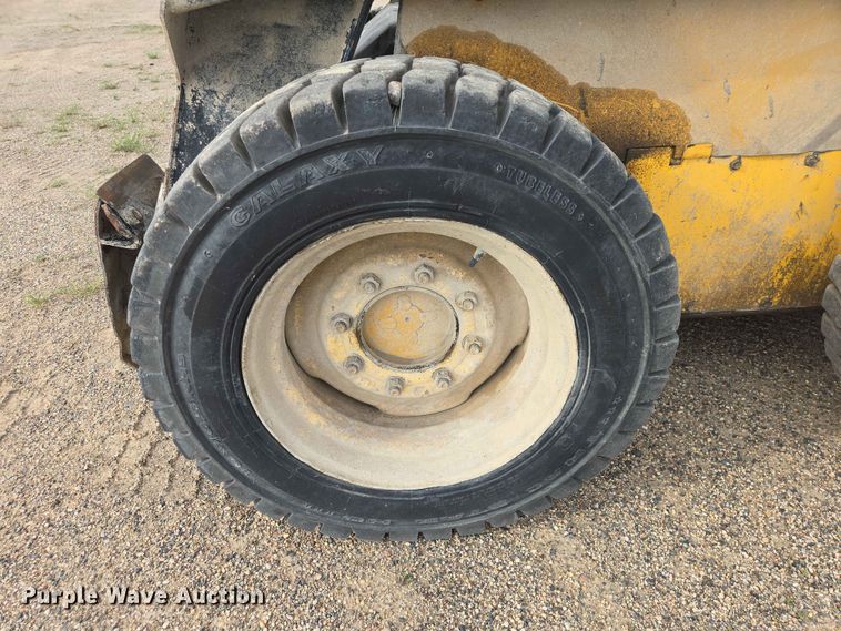 image for item ER1672 1999 New Holland LX665 skid steer loader