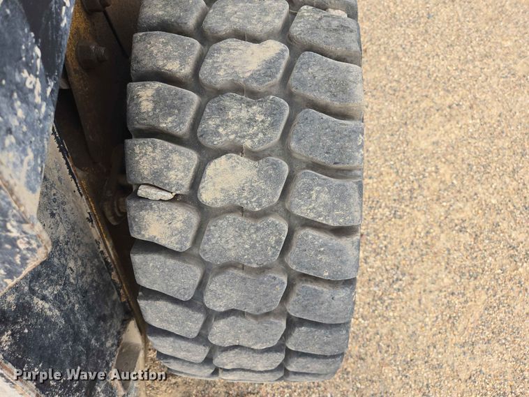 image for item ER1672 1999 New Holland LX665 skid steer loader