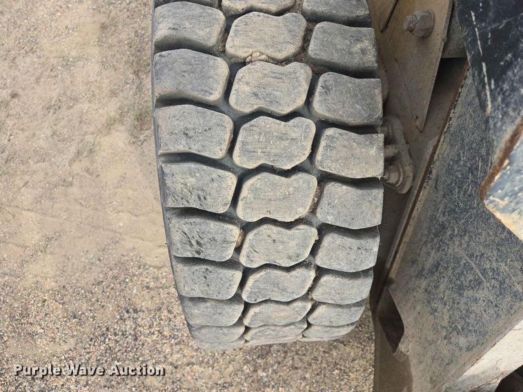 image for item ER1672 1999 New Holland LX665 skid steer loader