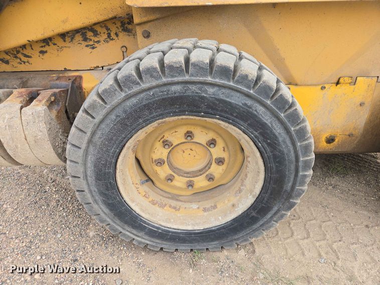 image for item ER1672 1999 New Holland LX665 skid steer loader