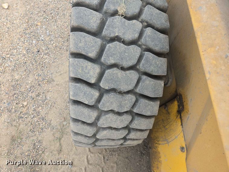 image for item ER1672 1999 New Holland LX665 skid steer loader