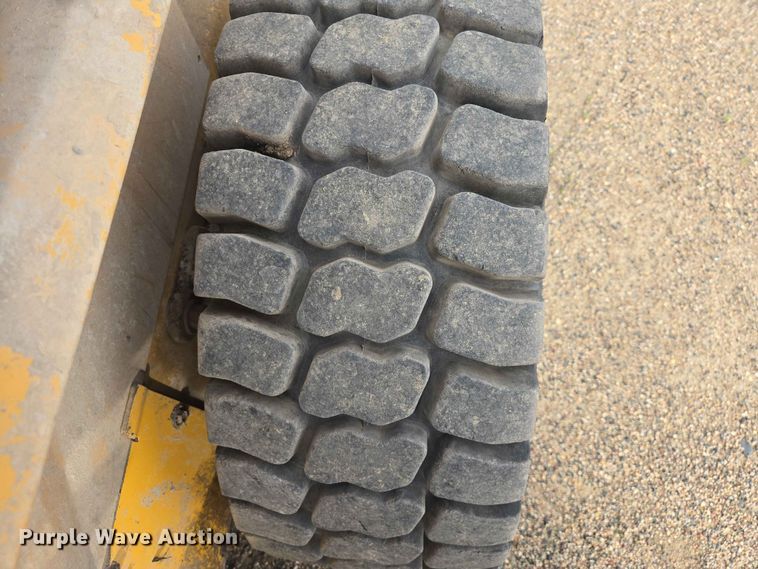image for item ER1672 1999 New Holland LX665 skid steer loader