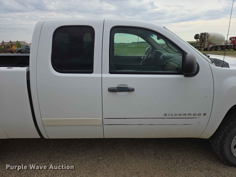 image for item ER1675 2008 Chevrolet Silverado 1500 Ext. Cab pickup truck