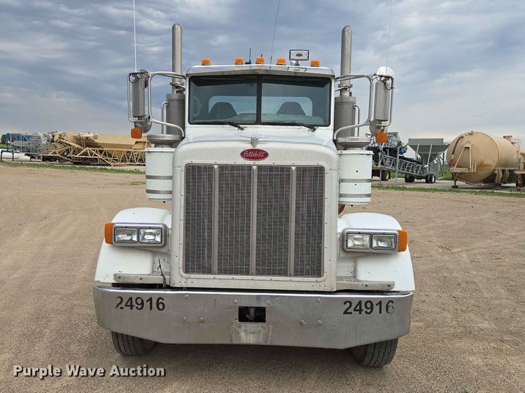 image for item ER1676 2006 Peterbilt 378 semi truck