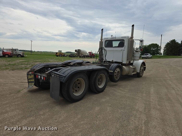image for item ER1676 2006 Peterbilt 378 semi truck