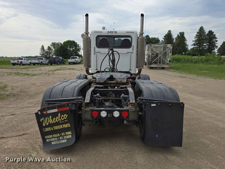 image for item ER1676 2006 Peterbilt 378 semi truck